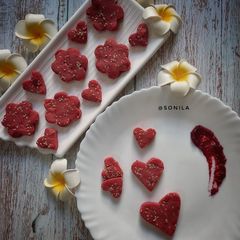 A picture of Beetroot peanut burfi.
