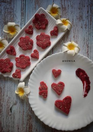 A picture of Beetroot peanut burfi.