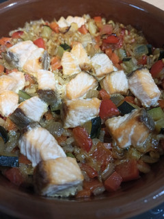 Una foto de Arroz con verduras y salmón al horno