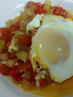 Una foto de Pisto con huevo en olla lenta Crockpot