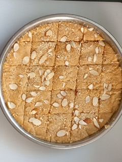 સત્તુ ની સુખડી (Sattu Sukhdi Recipe In Gujarati) રેસીપી મુખ્ય ફોટો
