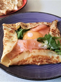 Una foto de Crepes salados con salmón y huevo