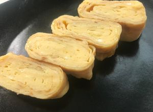 Una foto de Tamagoyaki ~Tortilla (Rollo) de Huevo Estilo Japonés~