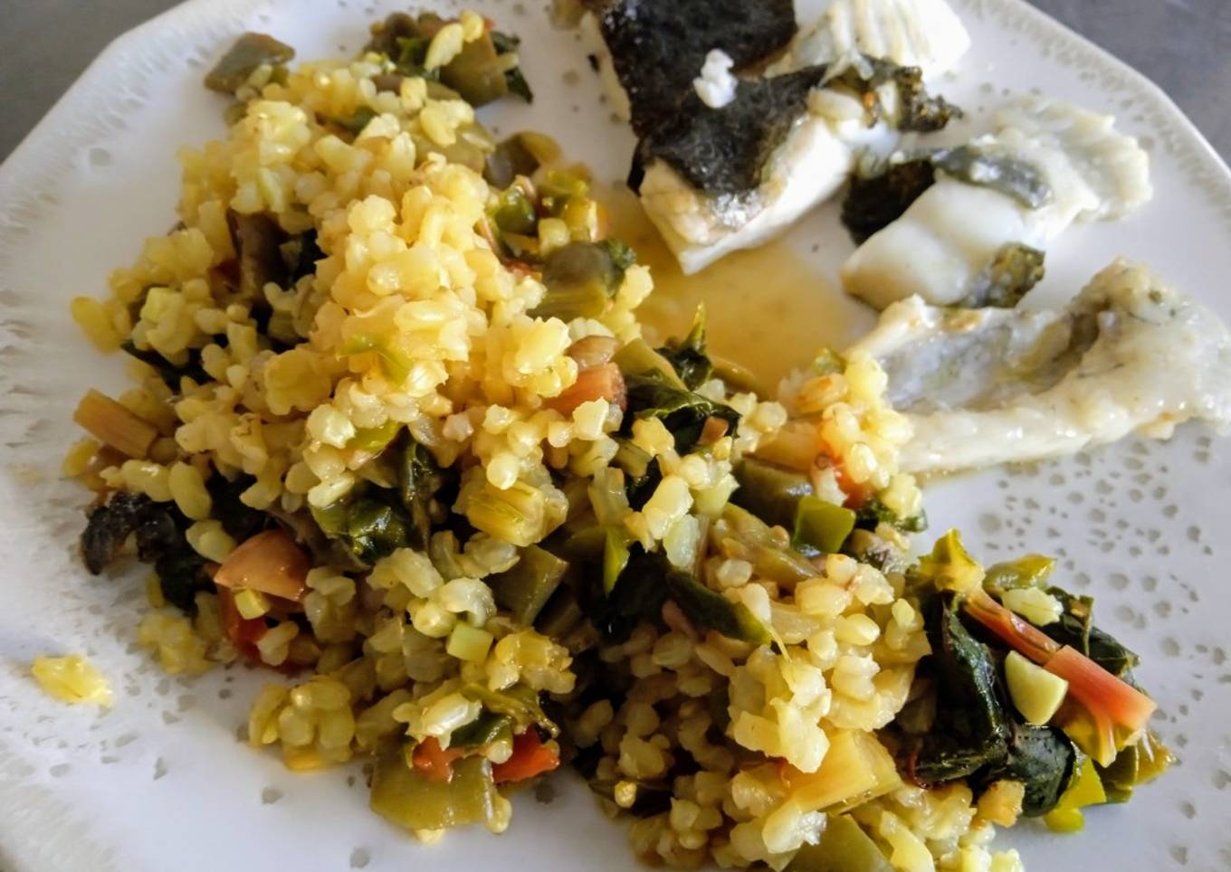 Arroz integral con rodaballo y acelgas