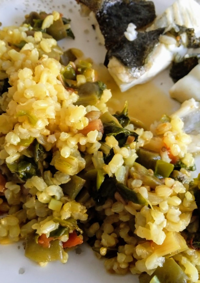 Una foto de Arroz integral con rodaballo y acelgas