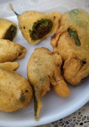 મરચા ના ભજીયા (Marcha Bhajiya Recipe In Gujarati) રેસીપી મુખ્ય ફોટો