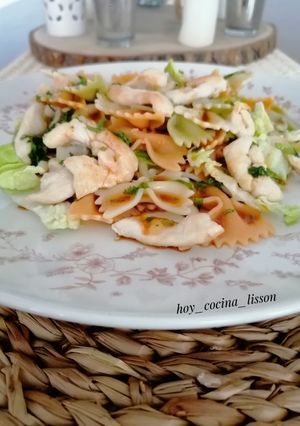 Una foto de Ensalada de pasta y pollo con vinagreta de soja