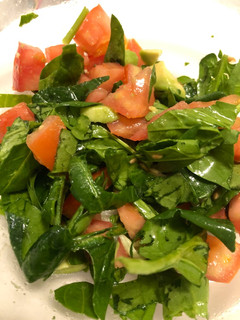 Una foto de Ensalada de espinaca, tomate y palta