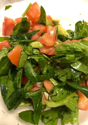 Una foto de Ensalada de espinaca, tomate y palta