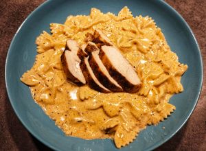 Fokhagymás-parmezános csirkés tészta recept fotója