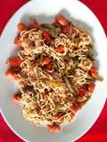 Noodles con judías verdes y chistorra con salsa yakitori