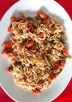 Una foto de Noodles con judías verdes y chistorra con salsa yakitori