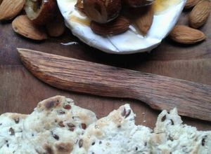 Una foto de Queso Camembert al Horno con Frutos Secos y Miel de Palma