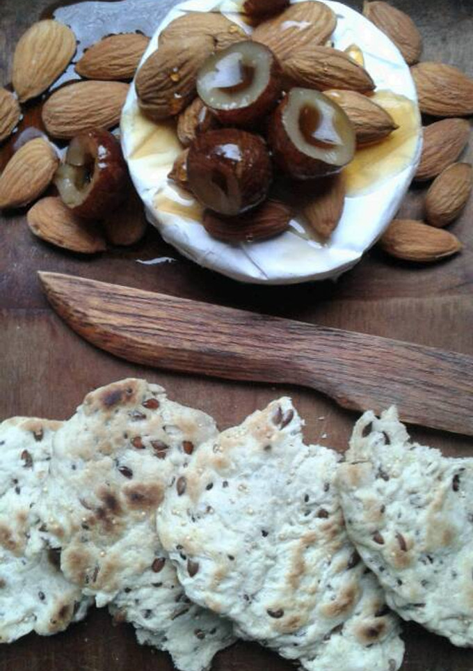Una foto de Queso Camembert al Horno con Frutos Secos y Miel de Palma
