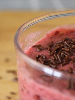 Una foto de 😉 Helado vegano casero de frutos rojos / Solo 2 ingredientes - 👉Recetas Postres Veganos