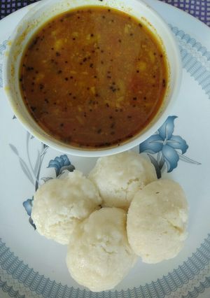 A picture of Idli sambhar.