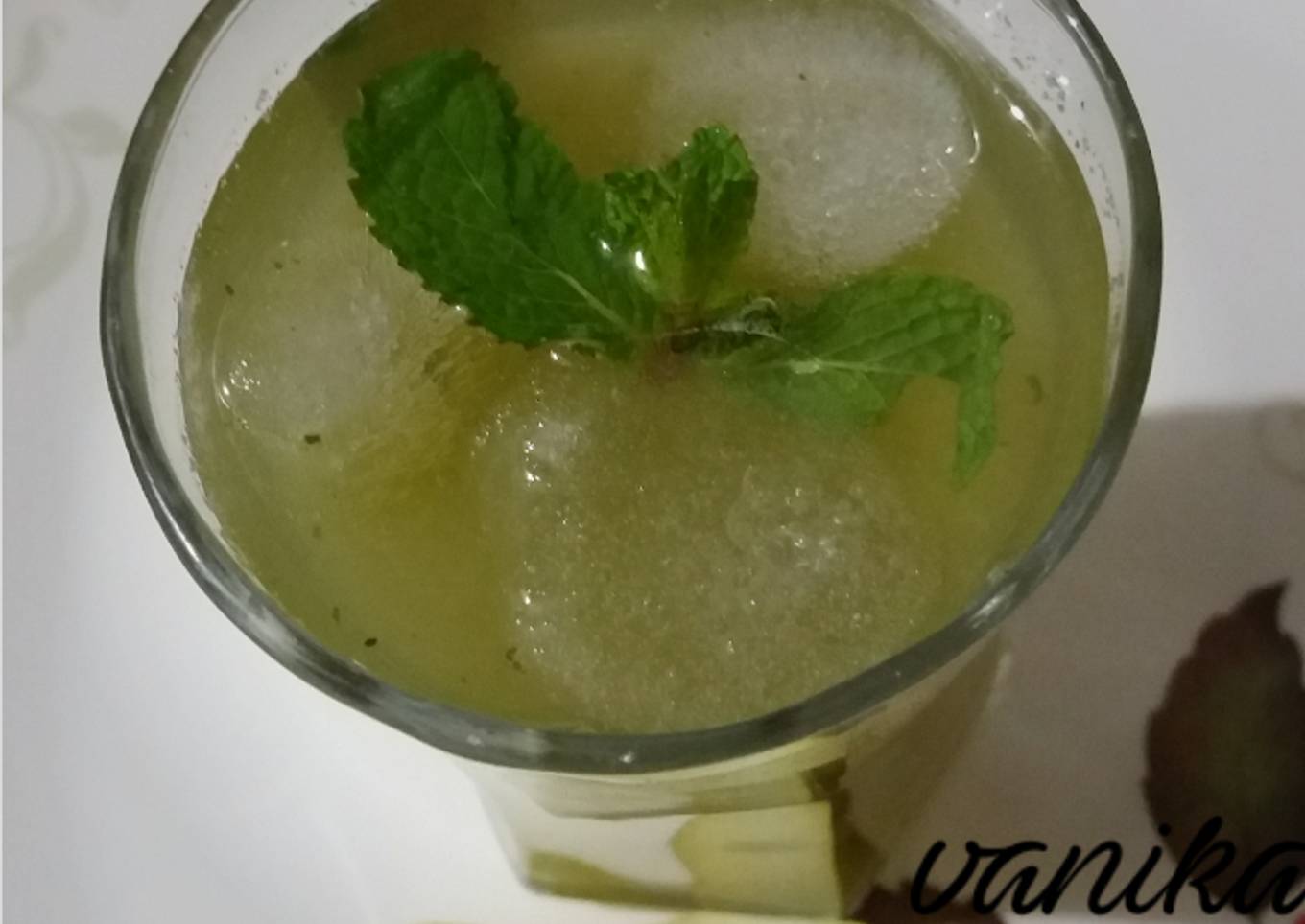 Raw mango and mint drink
