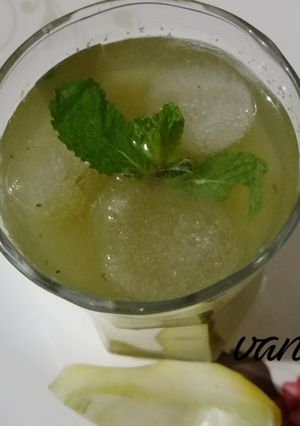 A picture of Raw mango and mint drink.