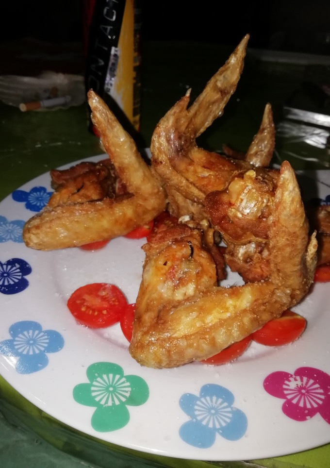 Una foto de Alitas de pollo bañadas en salsa barbacoa, miel y tomate cherry