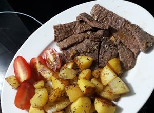 Hình của món Thịt bò áp chảo ăn kèm khoai tây nướng hương thảo.