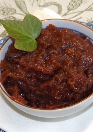 Foto principal de Salsa de mermelada de ciruelas rojas, fría o caliente para platos salados o dulces