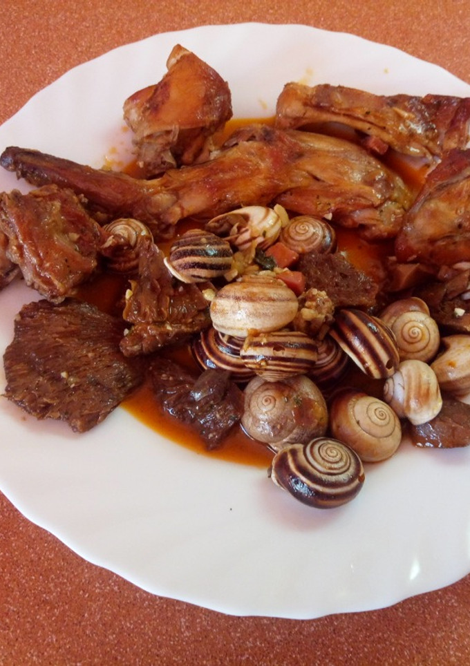 Una foto de Conejo con rebollones (níscalos) y caracoles