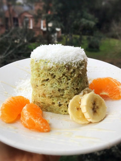 Una foto de Mug cake saludable (torta en taza) de KIWI, BANANA Y COCO