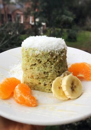 Una foto de Mug cake saludable (torta en taza) de KIWI, BANANA Y COCO