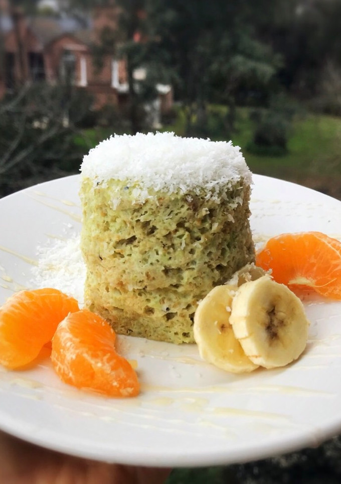 Una foto de Mug cake saludable (torta en taza) de KIWI, BANANA Y COCO