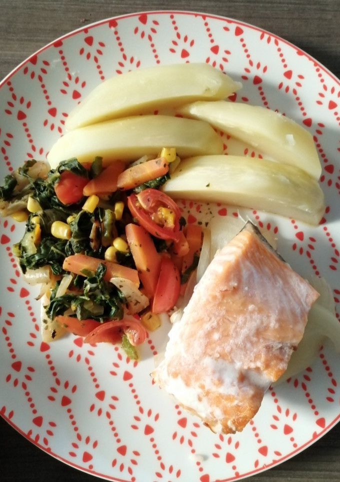 Una foto de Salmón al horno con papas
