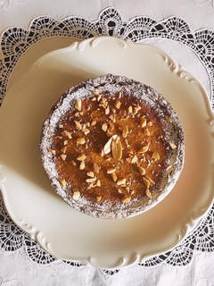 A picture of Tofu cake con patate dolci e burro di arachidi.