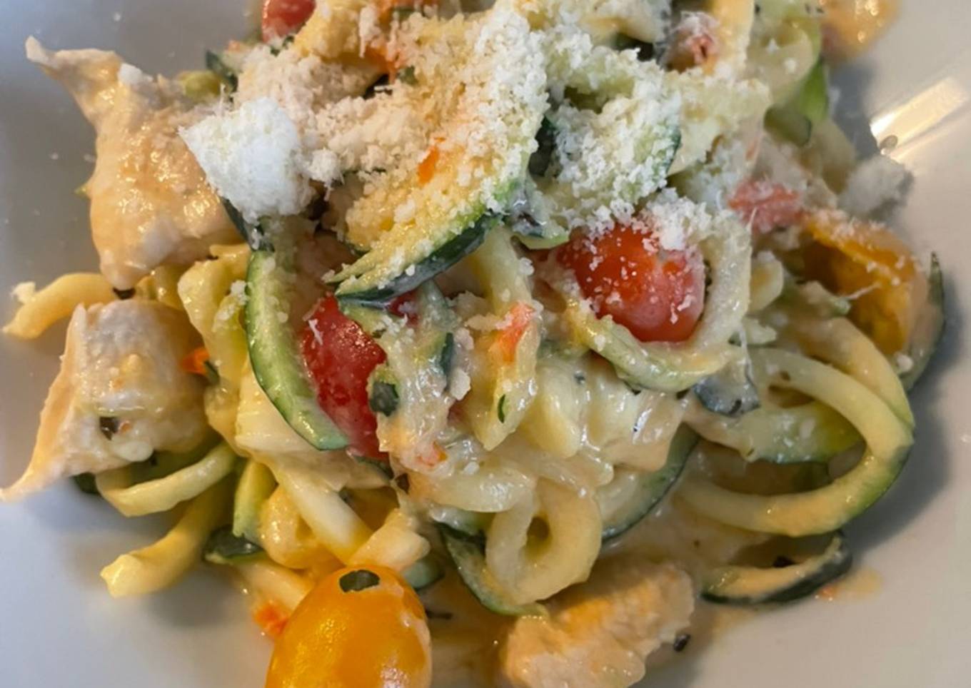 Espaguetis de calabacín con pollo, albahaca y salsa de queso feta con tomates cherry