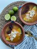 Caldo tlalpeño con pollo y garbanzos