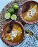 Caldo tlalpeño con pollo y garbanzos