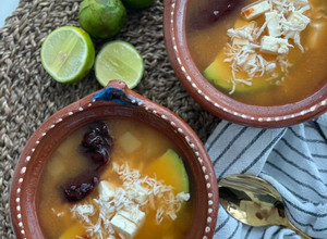 Una foto de Caldo tlalpeño con pollo y garbanzos