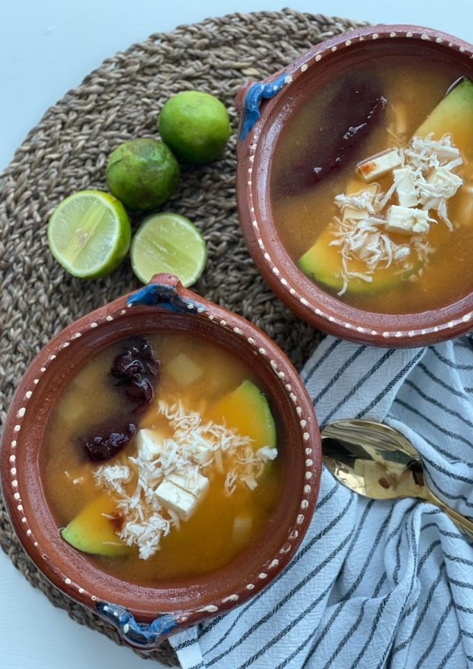 Una foto de Caldo tlalpeño con pollo y garbanzos