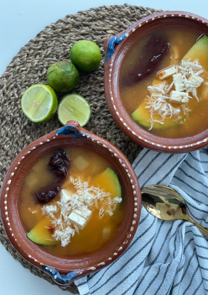 Una foto de Caldo tlalpeño con pollo y garbanzos