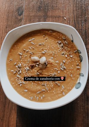 Una foto de Crema de zanahoria 🥕 con champiñones 🍄 y nueces 🥜