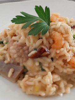 Una foto de Arroz con hongos Porcini y langostinos