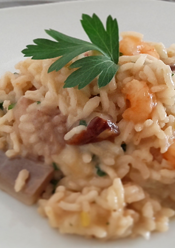 Una foto de Arroz con hongos Porcini y langostinos