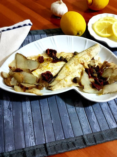 Foto di Branzino al limone, capperi e pomodori secchi
