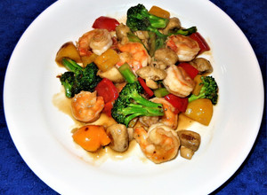 Una foto de CAMARONES SALTEADOS CON VEGETALES Y SALSA DE OSTRAS. JON STYLE