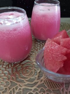صورة لوصفة سموثي البطيخ الاحمر 🍉 والموز 🍌