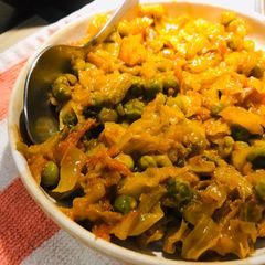 A picture of Cabbage with green peas.