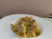Una foto di carbonara pesce