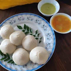 A picture of Idli.