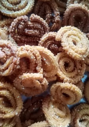ચોખા ના લોટ ની ચકરી (Chokha Flour Chakri Recipe In Gujarati) રેસીપી મુખ્ય ફોટો