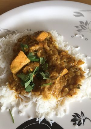 A picture of Salmon in coconut curry.