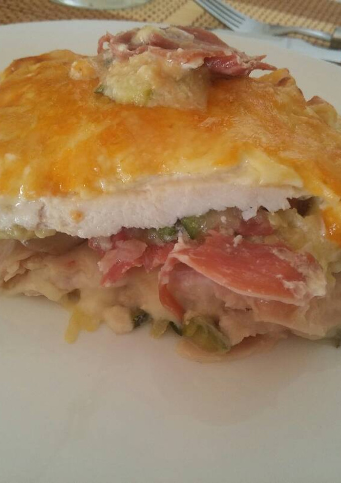 Una foto de Pastel de pollo, jamón serrano, calabacín y quesos ✌