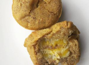 Una foto de Buñuelos de calabaza (ahuyama) rellenos de banano, horneados